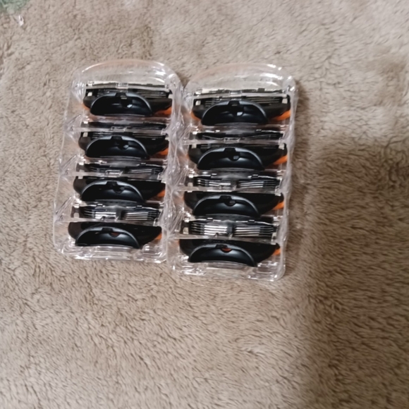 Gillette Fusion5 Razor Blades Get 2 New Cases  Eight Razors For $25. - Picture 6 of 8